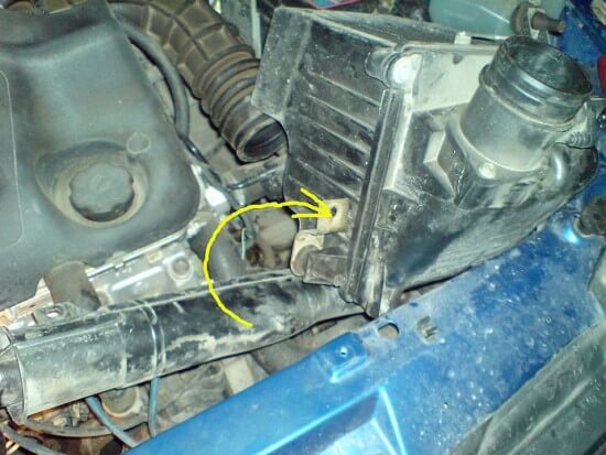 Снятие воздушного фильтра на автомобиле Лада Калина