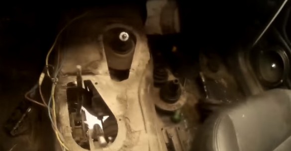 Крышка лючка рычагов