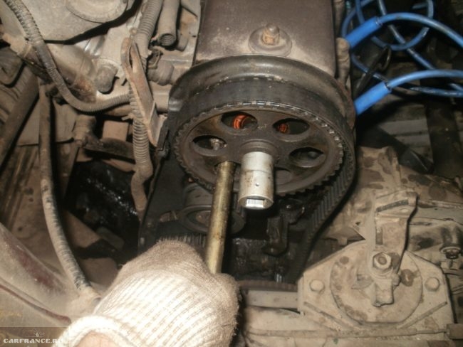 Фиксация зубчатого шкива распределительного вала железным штырем в двигателе ВАЗ-2110