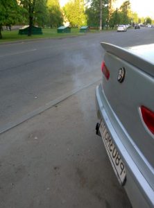 Белый дым из выхлопной трубы - как узнать причины почему идет белый дым из глушителя автомобиля