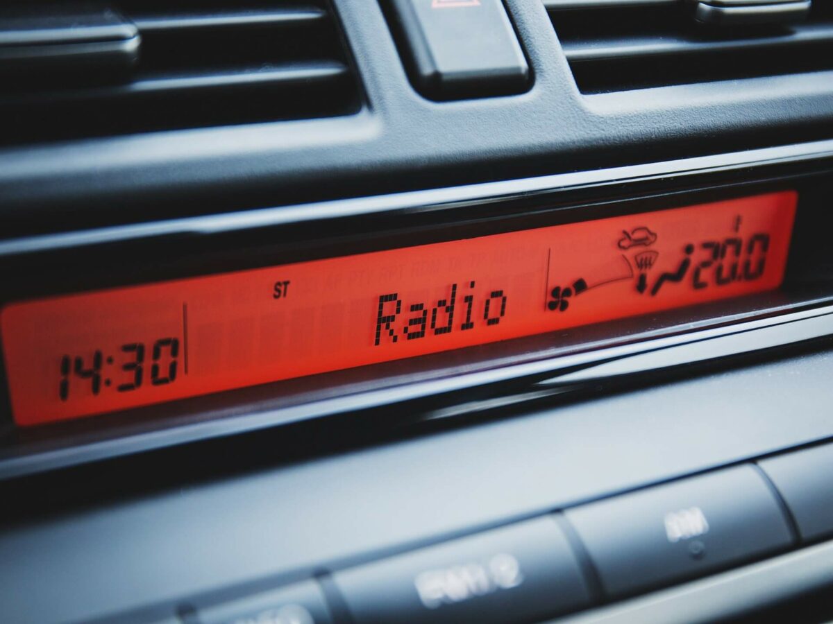 Радио в машине сокращает срок службы аккумулятора