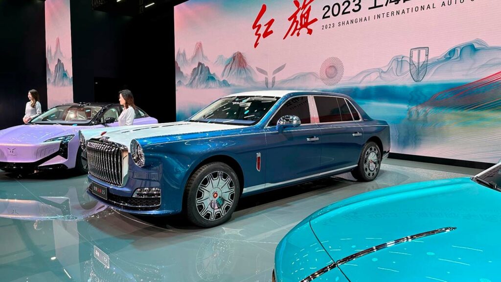В Китае представили премиальный автомобиль для чиновников
