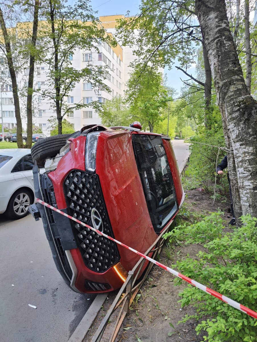 В Санкт-Петербурге водитель каршеринга врезался в машины во дворе многоквартирного дома